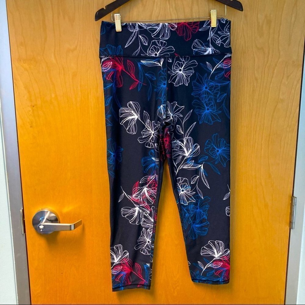 FABLETICS 3/4 Length Cropped Floral Leggings Sz L New with Pull Tag